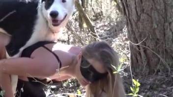Leather-clad babe getting boned by a pooch